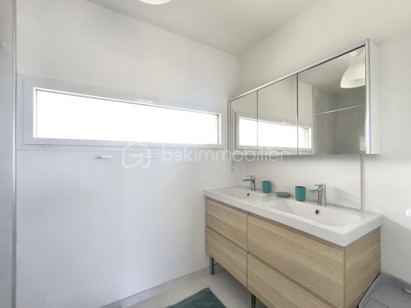 À 5 minutes à vélo de la belle plage de Kervégant à 25 minutes d'Auray et de Lorient, découvrez cette belle maison contemporaine de 122m² habitables et 150m² au sol édifiée en 2023 par Ty Breizh, constructeur reconnu pour la qualité de ses réalisations.

Dès l'entrée, vous serez séduit par ses volumes généreux et sa luminosité, mise en valeur par une large baie vitrée à galandage ouvrant sur la terrasse et le jardin.

La pièce de vie de plus de 50 m² accueille une élégante cuisine entièrement aménagée et équipée avec électroménager Neff, plan de travail en céramique et équipements haut de gamme, pensée pour allier esthétique et fonctionnalité.

La maison offre une vie de plain-pied grâce à une chambre avec sa salle d'eau au rez-de-chaussée. À l'étage, vous profiterez d'une large mezzanine. deux chambres, une salle d'eau et des toilettes séparées. Egalement une buanderie et un garage fermé.  

Côté confort, vous bénéficierez d'un chauffage au sol sur les deux niveaux par pompe à chaleur, pilotable à distance, ainsi que de prestations récentes répondant aux exigences actuelles.

Son véritable atout ? Un permis de construire déjà obtenu pour une extension et une piscine, vous laissant la possibilité de faire évoluer la maison selon vos projets sans démarche administrative.

Une maison clé en main, sous garanties décennale, idéale pour ceux qui recherchent un bien récent, confortable et parfaitement situé à proximité du littoral.

Contactez dès aujourd'hui Elizabeth Philbert pour organiser votre visite. Photos complémentaires et dossier complet disponibles sur demande.