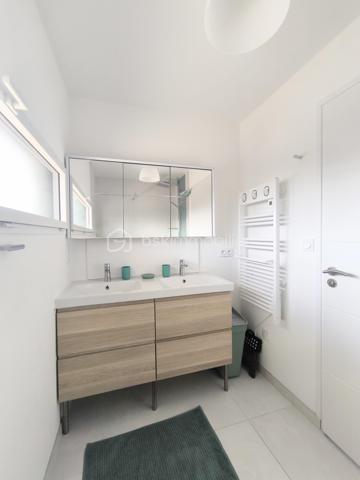 À 5 minutes à vélo de la belle plage de Kervégant à 25 minutes d'Auray et de Lorient, découvrez cette belle maison contemporaine de 122m² habitables et 150m² au sol édifiée en 2023 par Ty Breizh, constructeur reconnu pour la qualité de ses réalisations.

Dès l'entrée, vous serez séduit par ses volumes généreux et sa luminosité, mise en valeur par une large baie vitrée à galandage ouvrant sur la terrasse et le jardin.

La pièce de vie de plus de 50 m² accueille une élégante cuisine entièrement aménagée et équipée avec électroménager Neff, plan de travail en céramique et équipements haut de gamme, pensée pour allier esthétique et fonctionnalité.

La maison offre une vie de plain-pied grâce à une chambre avec sa salle d'eau au rez-de-chaussée. À l'étage, vous profiterez d'une large mezzanine. deux chambres, une salle d'eau et des toilettes séparées. Egalement une buanderie et un garage fermé.  

Côté confort, vous bénéficierez d'un chauffage au sol sur les deux niveaux par pompe à chaleur, pilotable à distance, ainsi que de prestations récentes répondant aux exigences actuelles.

Son véritable atout ? Un permis de construire déjà obtenu pour une extension et une piscine, vous laissant la possibilité de faire évoluer la maison selon vos projets sans démarche administrative.

Une maison clé en main, sous garanties décennale, idéale pour ceux qui recherchent un bien récent, confortable et parfaitement situé à proximité du littoral.

Contactez dès aujourd'hui Elizabeth Philbert pour organiser votre visite. Photos complémentaires et dossier complet disponibles sur demande.
