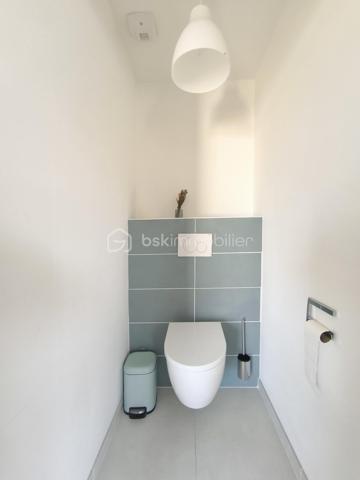 À 5 minutes à vélo de la belle plage de Kervégant à 25 minutes d'Auray et de Lorient, découvrez cette belle maison contemporaine de 122m² habitables et 150m² au sol édifiée en 2023 par Ty Breizh, constructeur reconnu pour la qualité de ses réalisations.

Dès l'entrée, vous serez séduit par ses volumes généreux et sa luminosité, mise en valeur par une large baie vitrée à galandage ouvrant sur la terrasse et le jardin.

La pièce de vie de plus de 50 m² accueille une élégante cuisine entièrement aménagée et équipée avec électroménager Neff, plan de travail en céramique et équipements haut de gamme, pensée pour allier esthétique et fonctionnalité.

La maison offre une vie de plain-pied grâce à une chambre avec sa salle d'eau au rez-de-chaussée. À l'étage, vous profiterez d'une large mezzanine. deux chambres, une salle d'eau et des toilettes séparées. Egalement une buanderie et un garage fermé.  

Côté confort, vous bénéficierez d'un chauffage au sol sur les deux niveaux par pompe à chaleur, pilotable à distance, ainsi que de prestations récentes répondant aux exigences actuelles.

Son véritable atout ? Un permis de construire déjà obtenu pour une extension et une piscine, vous laissant la possibilité de faire évoluer la maison selon vos projets sans démarche administrative.

Une maison clé en main, sous garanties décennale, idéale pour ceux qui recherchent un bien récent, confortable et parfaitement situé à proximité du littoral.

Contactez dès aujourd'hui Elizabeth Philbert pour organiser votre visite. Photos complémentaires et dossier complet disponibles sur demande.
