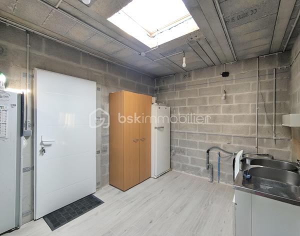 À 5 minutes à vélo de la belle plage de Kervégant à 25 minutes d'Auray et de Lorient, découvrez cette belle maison contemporaine de 122m² habitables et 150m² au sol édifiée en 2023 par Ty Breizh, constructeur reconnu pour la qualité de ses réalisations.

Dès l'entrée, vous serez séduit par ses volumes généreux et sa luminosité, mise en valeur par une large baie vitrée à galandage ouvrant sur la terrasse et le jardin.

La pièce de vie de plus de 50 m² accueille une élégante cuisine entièrement aménagée et équipée avec électroménager Neff, plan de travail en céramique et équipements haut de gamme, pensée pour allier esthétique et fonctionnalité.

La maison offre une vie de plain-pied grâce à une chambre avec sa salle d'eau au rez-de-chaussée. À l'étage, vous profiterez d'une large mezzanine. deux chambres, une salle d'eau et des toilettes séparées. Egalement une buanderie et un garage fermé.  

Côté confort, vous bénéficierez d'un chauffage au sol sur les deux niveaux par pompe à chaleur, pilotable à distance, ainsi que de prestations récentes répondant aux exigences actuelles.

Son véritable atout ? Un permis de construire déjà obtenu pour une extension et une piscine, vous laissant la possibilité de faire évoluer la maison selon vos projets sans démarche administrative.

Une maison clé en main, sous garanties décennale, idéale pour ceux qui recherchent un bien récent, confortable et parfaitement situé à proximité du littoral.

Contactez dès aujourd'hui Elizabeth Philbert pour organiser votre visite. Photos complémentaires et dossier complet disponibles sur demande.