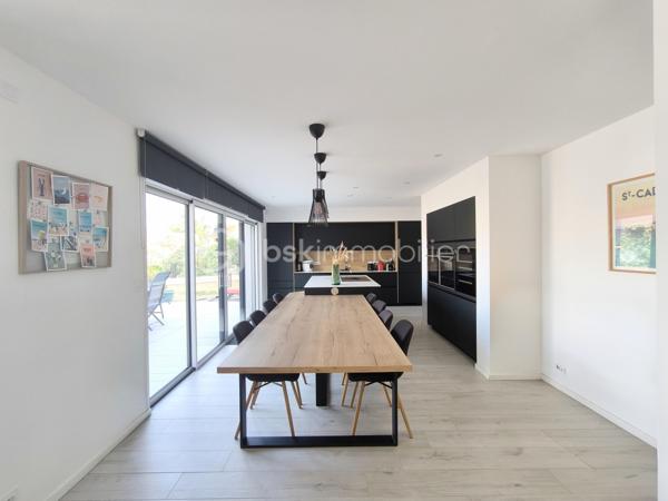 À 5 minutes à vélo de la belle plage de Kervégant à 25 minutes d'Auray et de Lorient, découvrez cette belle maison contemporaine de 122m² habitables et 150m² au sol édifiée en 2023 par Ty Breizh, constructeur reconnu pour la qualité de ses réalisations.

Dès l'entrée, vous serez séduit par ses volumes généreux et sa luminosité, mise en valeur par une large baie vitrée à galandage ouvrant sur la terrasse et le jardin.

La pièce de vie de plus de 50 m² accueille une élégante cuisine entièrement aménagée et équipée avec électroménager Neff, plan de travail en céramique et équipements haut de gamme, pensée pour allier esthétique et fonctionnalité.

La maison offre une vie de plain-pied grâce à une chambre avec sa salle d'eau au rez-de-chaussée. À l'étage, vous profiterez d'une large mezzanine. deux chambres, une salle d'eau et des toilettes séparées. Egalement une buanderie et un garage fermé.  

Côté confort, vous bénéficierez d'un chauffage au sol sur les deux niveaux par pompe à chaleur, pilotable à distance, ainsi que de prestations récentes répondant aux exigences actuelles.

Son véritable atout ? Un permis de construire déjà obtenu pour une extension et une piscine, vous laissant la possibilité de faire évoluer la maison selon vos projets sans démarche administrative.

Une maison clé en main, sous garanties décennale, idéale pour ceux qui recherchent un bien récent, confortable et parfaitement situé à proximité du littoral.

Contactez dès aujourd'hui Elizabeth Philbert pour organiser votre visite. Photos complémentaires et dossier complet disponibles sur demande.