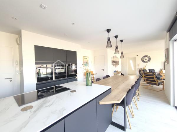 À 5 minutes à vélo de la belle plage de Kervégant à 25 minutes d'Auray et de Lorient, découvrez cette belle maison contemporaine de 122m² habitables et 150m² au sol édifiée en 2023 par Ty Breizh, constructeur reconnu pour la qualité de ses réalisations.

Dès l'entrée, vous serez séduit par ses volumes généreux et sa luminosité, mise en valeur par une large baie vitrée à galandage ouvrant sur la terrasse et le jardin.

La pièce de vie de plus de 50 m² accueille une élégante cuisine entièrement aménagée et équipée avec électroménager Neff, plan de travail en céramique et équipements haut de gamme, pensée pour allier esthétique et fonctionnalité.

La maison offre une vie de plain-pied grâce à une chambre avec sa salle d'eau au rez-de-chaussée. À l'étage, vous profiterez d'une large mezzanine. deux chambres, une salle d'eau et des toilettes séparées. Egalement une buanderie et un garage fermé.  

Côté confort, vous bénéficierez d'un chauffage au sol sur les deux niveaux par pompe à chaleur, pilotable à distance, ainsi que de prestations récentes répondant aux exigences actuelles.

Son véritable atout ? Un permis de construire déjà obtenu pour une extension et une piscine, vous laissant la possibilité de faire évoluer la maison selon vos projets sans démarche administrative.

Une maison clé en main, sous garanties décennale, idéale pour ceux qui recherchent un bien récent, confortable et parfaitement situé à proximité du littoral.

Contactez dès aujourd'hui Elizabeth Philbert pour organiser votre visite. Photos complémentaires et dossier complet disponibles sur demande.