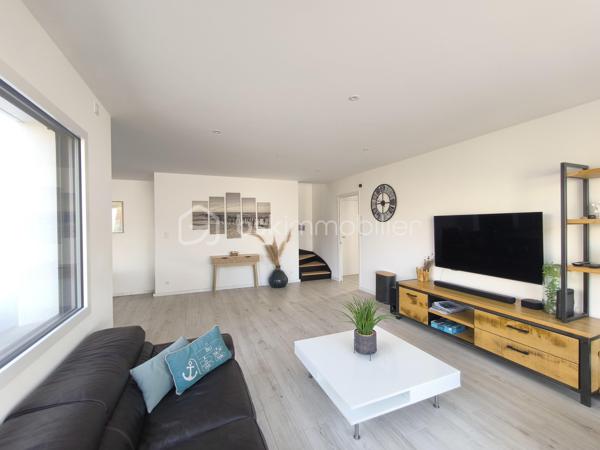 À 5 minutes à vélo de la belle plage de Kervégant à 25 minutes d'Auray et de Lorient, découvrez cette belle maison contemporaine de 122m² habitables et 150m² au sol édifiée en 2023 par Ty Breizh, constructeur reconnu pour la qualité de ses réalisations.

Dès l'entrée, vous serez séduit par ses volumes généreux et sa luminosité, mise en valeur par une large baie vitrée à galandage ouvrant sur la terrasse et le jardin.

La pièce de vie de plus de 50 m² accueille une élégante cuisine entièrement aménagée et équipée avec électroménager Neff, plan de travail en céramique et équipements haut de gamme, pensée pour allier esthétique et fonctionnalité.

La maison offre une vie de plain-pied grâce à une chambre avec sa salle d'eau au rez-de-chaussée. À l'étage, vous profiterez d'une large mezzanine. deux chambres, une salle d'eau et des toilettes séparées. Egalement une buanderie et un garage fermé.  

Côté confort, vous bénéficierez d'un chauffage au sol sur les deux niveaux par pompe à chaleur, pilotable à distance, ainsi que de prestations récentes répondant aux exigences actuelles.

Son véritable atout ? Un permis de construire déjà obtenu pour une extension et une piscine, vous laissant la possibilité de faire évoluer la maison selon vos projets sans démarche administrative.

Une maison clé en main, sous garanties décennale, idéale pour ceux qui recherchent un bien récent, confortable et parfaitement situé à proximité du littoral.

Contactez dès aujourd'hui Elizabeth Philbert pour organiser votre visite. Photos complémentaires et dossier complet disponibles sur demande.
