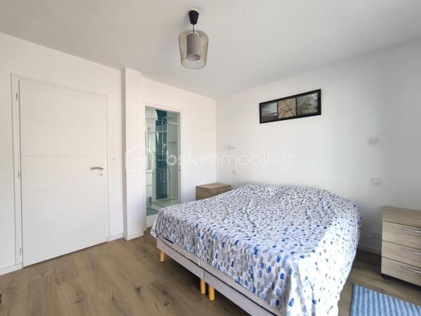 À 5 minutes à vélo de la belle plage de Kervégant à 25 minutes d'Auray et de Lorient, découvrez cette belle maison contemporaine de 122m² habitables et 150m² au sol édifiée en 2023 par Ty Breizh, constructeur reconnu pour la qualité de ses réalisations.

Dès l'entrée, vous serez séduit par ses volumes généreux et sa luminosité, mise en valeur par une large baie vitrée à galandage ouvrant sur la terrasse et le jardin.

La pièce de vie de plus de 50 m² accueille une élégante cuisine entièrement aménagée et équipée avec électroménager Neff, plan de travail en céramique et équipements haut de gamme, pensée pour allier esthétique et fonctionnalité.

La maison offre une vie de plain-pied grâce à une chambre avec sa salle d'eau au rez-de-chaussée. À l'étage, vous profiterez d'une large mezzanine. deux chambres, une salle d'eau et des toilettes séparées. Egalement une buanderie et un garage fermé.  

Côté confort, vous bénéficierez d'un chauffage au sol sur les deux niveaux par pompe à chaleur, pilotable à distance, ainsi que de prestations récentes répondant aux exigences actuelles.

Son véritable atout ? Un permis de construire déjà obtenu pour une extension et une piscine, vous laissant la possibilité de faire évoluer la maison selon vos projets sans démarche administrative.

Une maison clé en main, sous garanties décennale, idéale pour ceux qui recherchent un bien récent, confortable et parfaitement situé à proximité du littoral.

Contactez dès aujourd'hui Elizabeth Philbert pour organiser votre visite. Photos complémentaires et dossier complet disponibles sur demande.