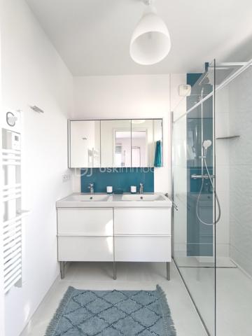 À 5 minutes à vélo de la belle plage de Kervégant à 25 minutes d'Auray et de Lorient, découvrez cette belle maison contemporaine de 122m² habitables et 150m² au sol édifiée en 2023 par Ty Breizh, constructeur reconnu pour la qualité de ses réalisations.

Dès l'entrée, vous serez séduit par ses volumes généreux et sa luminosité, mise en valeur par une large baie vitrée à galandage ouvrant sur la terrasse et le jardin.

La pièce de vie de plus de 50 m² accueille une élégante cuisine entièrement aménagée et équipée avec électroménager Neff, plan de travail en céramique et équipements haut de gamme, pensée pour allier esthétique et fonctionnalité.

La maison offre une vie de plain-pied grâce à une chambre avec sa salle d'eau au rez-de-chaussée. À l'étage, vous profiterez d'une large mezzanine. deux chambres, une salle d'eau et des toilettes séparées. Egalement une buanderie et un garage fermé.  

Côté confort, vous bénéficierez d'un chauffage au sol sur les deux niveaux par pompe à chaleur, pilotable à distance, ainsi que de prestations récentes répondant aux exigences actuelles.

Son véritable atout ? Un permis de construire déjà obtenu pour une extension et une piscine, vous laissant la possibilité de faire évoluer la maison selon vos projets sans démarche administrative.

Une maison clé en main, sous garanties décennale, idéale pour ceux qui recherchent un bien récent, confortable et parfaitement situé à proximité du littoral.

Contactez dès aujourd'hui Elizabeth Philbert pour organiser votre visite. Photos complémentaires et dossier complet disponibles sur demande.