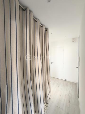 À 5 minutes à vélo de la belle plage de Kervégant à 25 minutes d'Auray et de Lorient, découvrez cette belle maison contemporaine de 122m² habitables et 150m² au sol édifiée en 2023 par Ty Breizh, constructeur reconnu pour la qualité de ses réalisations.

Dès l'entrée, vous serez séduit par ses volumes généreux et sa luminosité, mise en valeur par une large baie vitrée à galandage ouvrant sur la terrasse et le jardin.

La pièce de vie de plus de 50 m² accueille une élégante cuisine entièrement aménagée et équipée avec électroménager Neff, plan de travail en céramique et équipements haut de gamme, pensée pour allier esthétique et fonctionnalité.

La maison offre une vie de plain-pied grâce à une chambre avec sa salle d'eau au rez-de-chaussée. À l'étage, vous profiterez d'une large mezzanine. deux chambres, une salle d'eau et des toilettes séparées. Egalement une buanderie et un garage fermé.  

Côté confort, vous bénéficierez d'un chauffage au sol sur les deux niveaux par pompe à chaleur, pilotable à distance, ainsi que de prestations récentes répondant aux exigences actuelles.

Son véritable atout ? Un permis de construire déjà obtenu pour une extension et une piscine, vous laissant la possibilité de faire évoluer la maison selon vos projets sans démarche administrative.

Une maison clé en main, sous garanties décennale, idéale pour ceux qui recherchent un bien récent, confortable et parfaitement situé à proximité du littoral.

Contactez dès aujourd'hui Elizabeth Philbert pour organiser votre visite. Photos complémentaires et dossier complet disponibles sur demande.