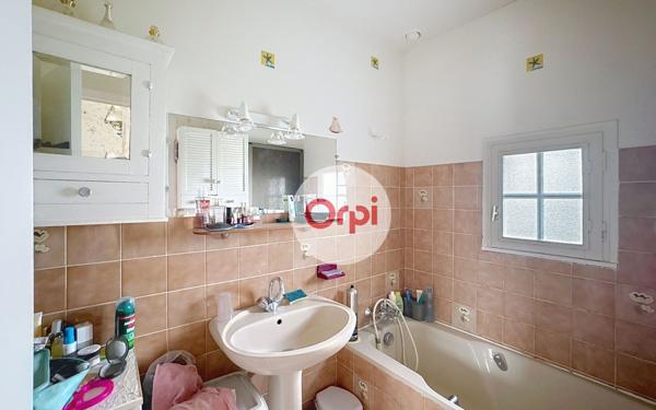 Maison à vendre    5 pièces •  Ambon