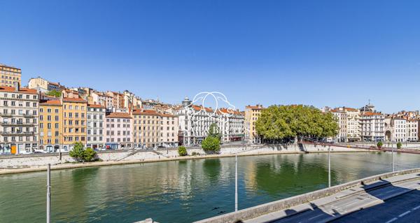 Superbe appartement de charme – Quai Pierre-Scize, à deux pas de la passerelle Saint-Vincent