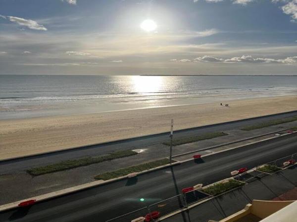 LA BAULE FACE MER  APPARTEMENT TRAVERSANT AVEC STATIONNEMENT ET CAVE