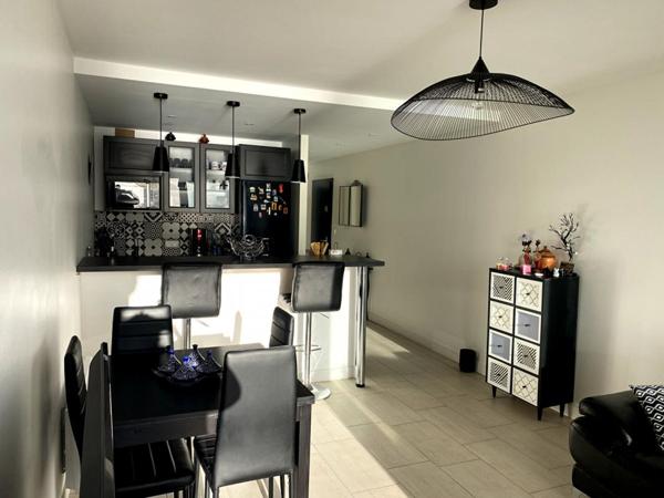 LA BAULE FACE MER  APPARTEMENT TRAVERSANT AVEC STATIONNEMENT ET CAVE