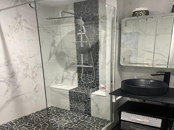 LA BAULE FACE MER  APPARTEMENT TRAVERSANT AVEC STATIONNEMENT ET CAVE