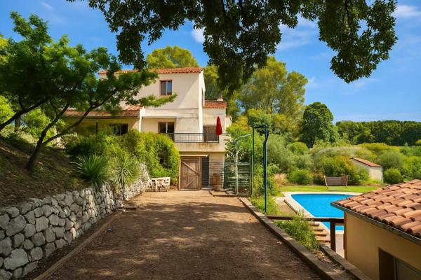 Villa avec vue panoramique à vendre à Saint-Paul-de-Vence – Calme, nature et potentiel