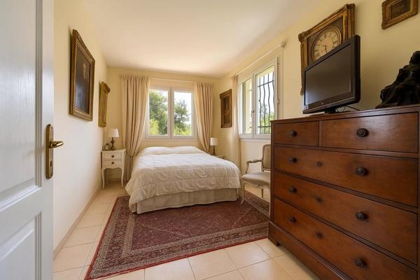 Villa avec vue panoramique à vendre à Saint-Paul-de-Vence – Calme, nature et potentiel