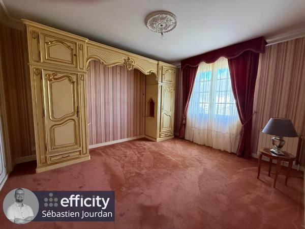 Maison 7 pièces - 242 m²