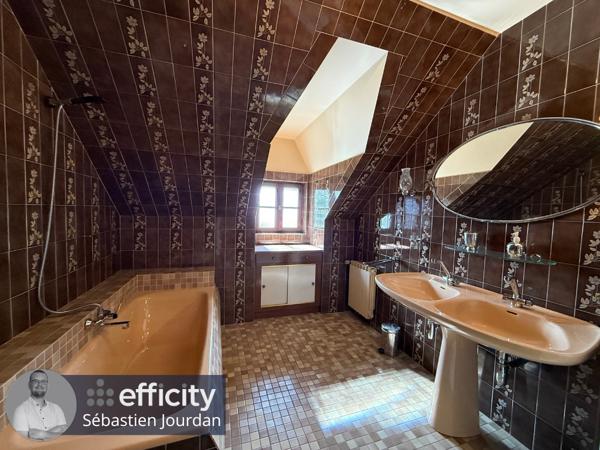 Maison 7 pièces - 242 m²