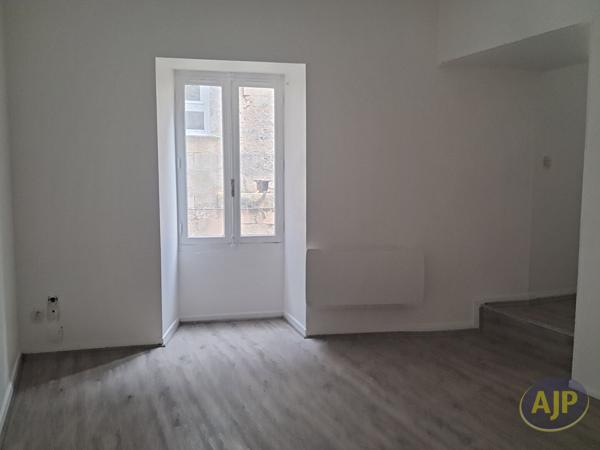 Appartement à louer Jonzac : 1 pièces, 31m² avec 0 chambre(s) à 440€ - AJP Immobilier Pons