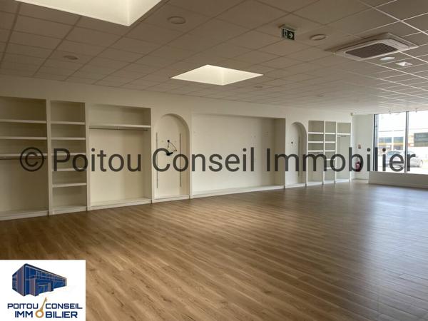 CELLULE AVEC VISIBILITE EN COEUR DE ZONE COMMERCIALE