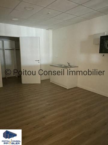 CELLULE AVEC VISIBILITE EN COEUR DE ZONE COMMERCIALE