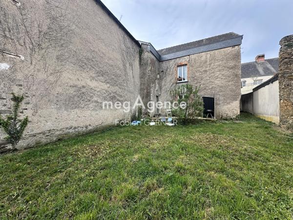 Immeuble à CHANZEAUX, 49750 - 145m²