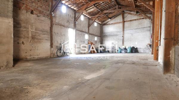 Immeuble en pierre de 174 m2 à rénover avec dépendance,  jardin et garage de 140 m2