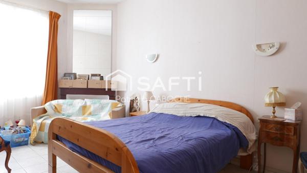 Immeuble en pierre de 174 m2 à rénover avec dépendance,  jardin et garage de 140 m2