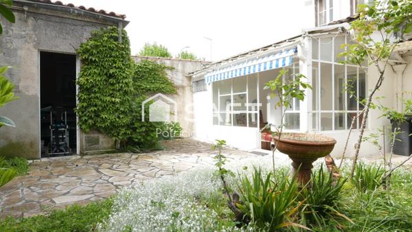 Immeuble en pierre de 174 m2 à rénover avec dépendance,  jardin et garage de 140 m2