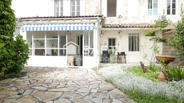 Immeuble en pierre de 174 m2 à rénover avec dépendance,  jardin et garage de 140 m2