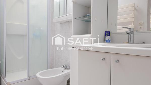 Immeuble en pierre de 174 m2 à rénover avec dépendance,  jardin et garage de 140 m2