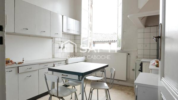 Immeuble en pierre de 174 m2 à rénover avec dépendance,  jardin et garage de 140 m2