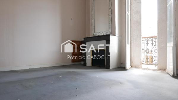 Immeuble en pierre de 174 m2 à rénover avec dépendance,  jardin et garage de 140 m2