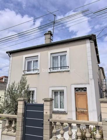 Placée au cœur d'une zone pavillonnaire, cette maison a tout pour plaire.
Que vous soyez une grande famille, un entrepreneur ou un marchand de biens, vous serez séduit.
Elle est située à 15mn à pieds du RER B et bientôt de la ligne du métro 16, à proximité des bus, à 5 mn de la A86. Elle est aussi proche de toutes les commodités (commerces - écoles - médecins - hôpitaux - etc...
Elle est composée de 9 pièces  et est édifiée sur 436 m2 de terrain. Sur cette parcelle on y trouve 1 maison et un appartement juxtaposé à celle-ci.
La maison se compose d'1 beau jardin avec abri, d'une terrasse, de 3 places de parking,  d'1 entrée, d'1 salon, d'1 cuisine salle à manger très spacieuse, de 4 chambres, d'1 salle de bain, d'1 salle d'eau et d'un dressing.
l'appartement offre 2 balcons, 1 salon - salle à manger avec une cuisine aménagée, 2 chambres, 1 salle d'eau et 1 wc.
Score électricité D - 166
Score effet de serre D - 35
Aucun travaux à prévoir.

Pour visiter cette maison, vous pouvez contacter Madame Cécile JOACHIM, n° siret 8887100357 de la préfecture de Bobigny  au 06.09.13.43.12.