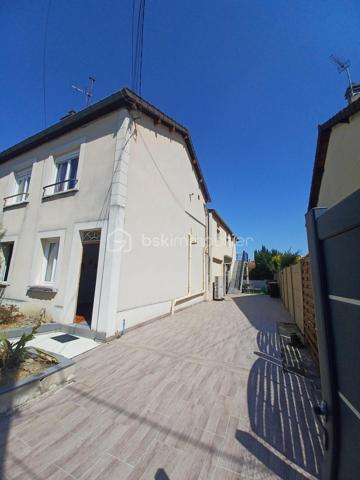 Placée au cœur d'une zone pavillonnaire, cette maison a tout pour plaire.
Que vous soyez une grande famille, un entrepreneur ou un marchand de biens, vous serez séduit.
Elle est située à 15mn à pieds du RER B et bientôt de la ligne du métro 16, à proximité des bus, à 5 mn de la A86. Elle est aussi proche de toutes les commodités (commerces - écoles - médecins - hôpitaux - etc...
Elle est composée de 9 pièces  et est édifiée sur 436 m2 de terrain. Sur cette parcelle on y trouve 1 maison et un appartement juxtaposé à celle-ci.
La maison se compose d'1 beau jardin avec abri, d'une terrasse, de 3 places de parking,  d'1 entrée, d'1 salon, d'1 cuisine salle à manger très spacieuse, de 4 chambres, d'1 salle de bain, d'1 salle d'eau et d'un dressing.
l'appartement offre 2 balcons, 1 salon - salle à manger avec une cuisine aménagée, 2 chambres, 1 salle d'eau et 1 wc.
Score électricité D - 166
Score effet de serre D - 35
Aucun travaux à prévoir.

Pour visiter cette maison, vous pouvez contacter Madame Cécile JOACHIM, n° siret 8887100357 de la préfecture de Bobigny  au 06.09.13.43.12.
