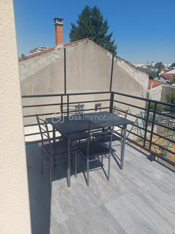 Placée au cœur d'une zone pavillonnaire, cette maison a tout pour plaire.
Que vous soyez une grande famille, un entrepreneur ou un marchand de biens, vous serez séduit.
Elle est située à 15mn à pieds du RER B et bientôt de la ligne du métro 16, à proximité des bus, à 5 mn de la A86. Elle est aussi proche de toutes les commodités (commerces - écoles - médecins - hôpitaux - etc...
Elle est composée de 9 pièces  et est édifiée sur 436 m2 de terrain. Sur cette parcelle on y trouve 1 maison et un appartement juxtaposé à celle-ci.
La maison se compose d'1 beau jardin avec abri, d'une terrasse, de 3 places de parking,  d'1 entrée, d'1 salon, d'1 cuisine salle à manger très spacieuse, de 4 chambres, d'1 salle de bain, d'1 salle d'eau et d'un dressing.
l'appartement offre 2 balcons, 1 salon - salle à manger avec une cuisine aménagée, 2 chambres, 1 salle d'eau et 1 wc.
Score électricité D - 166
Score effet de serre D - 35
Aucun travaux à prévoir.

Pour visiter cette maison, vous pouvez contacter Madame Cécile JOACHIM, n° siret 8887100357 de la préfecture de Bobigny  au 06.09.13.43.12.