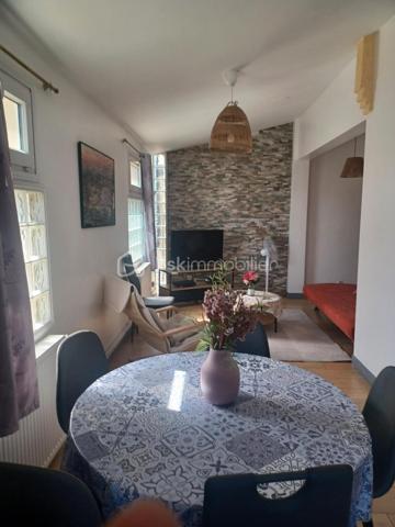Placée au cœur d'une zone pavillonnaire, cette maison a tout pour plaire.
Que vous soyez une grande famille, un entrepreneur ou un marchand de biens, vous serez séduit.
Elle est située à 15mn à pieds du RER B et bientôt de la ligne du métro 16, à proximité des bus, à 5 mn de la A86. Elle est aussi proche de toutes les commodités (commerces - écoles - médecins - hôpitaux - etc...
Elle est composée de 9 pièces  et est édifiée sur 436 m2 de terrain. Sur cette parcelle on y trouve 1 maison et un appartement juxtaposé à celle-ci.
La maison se compose d'1 beau jardin avec abri, d'une terrasse, de 3 places de parking,  d'1 entrée, d'1 salon, d'1 cuisine salle à manger très spacieuse, de 4 chambres, d'1 salle de bain, d'1 salle d'eau et d'un dressing.
l'appartement offre 2 balcons, 1 salon - salle à manger avec une cuisine aménagée, 2 chambres, 1 salle d'eau et 1 wc.
Score électricité D - 166
Score effet de serre D - 35
Aucun travaux à prévoir.

Pour visiter cette maison, vous pouvez contacter Madame Cécile JOACHIM, n° siret 8887100357 de la préfecture de Bobigny  au 06.09.13.43.12.