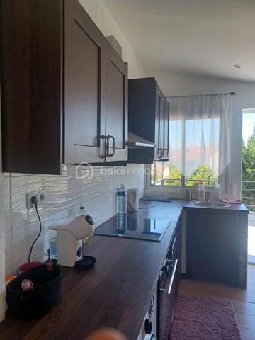Placée au cœur d'une zone pavillonnaire, cette maison a tout pour plaire.
Que vous soyez une grande famille, un entrepreneur ou un marchand de biens, vous serez séduit.
Elle est située à 15mn à pieds du RER B et bientôt de la ligne du métro 16, à proximité des bus, à 5 mn de la A86. Elle est aussi proche de toutes les commodités (commerces - écoles - médecins - hôpitaux - etc...
Elle est composée de 9 pièces  et est édifiée sur 436 m2 de terrain. Sur cette parcelle on y trouve 1 maison et un appartement juxtaposé à celle-ci.
La maison se compose d'1 beau jardin avec abri, d'une terrasse, de 3 places de parking,  d'1 entrée, d'1 salon, d'1 cuisine salle à manger très spacieuse, de 4 chambres, d'1 salle de bain, d'1 salle d'eau et d'un dressing.
l'appartement offre 2 balcons, 1 salon - salle à manger avec une cuisine aménagée, 2 chambres, 1 salle d'eau et 1 wc.
Score électricité D - 166
Score effet de serre D - 35
Aucun travaux à prévoir.

Pour visiter cette maison, vous pouvez contacter Madame Cécile JOACHIM, n° siret 8887100357 de la préfecture de Bobigny  au 06.09.13.43.12.