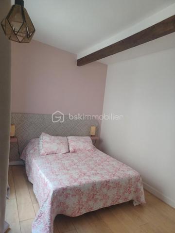 Placée au cœur d'une zone pavillonnaire, cette maison a tout pour plaire.
Que vous soyez une grande famille, un entrepreneur ou un marchand de biens, vous serez séduit.
Elle est située à 15mn à pieds du RER B et bientôt de la ligne du métro 16, à proximité des bus, à 5 mn de la A86. Elle est aussi proche de toutes les commodités (commerces - écoles - médecins - hôpitaux - etc...
Elle est composée de 9 pièces  et est édifiée sur 436 m2 de terrain. Sur cette parcelle on y trouve 1 maison et un appartement juxtaposé à celle-ci.
La maison se compose d'1 beau jardin avec abri, d'une terrasse, de 3 places de parking,  d'1 entrée, d'1 salon, d'1 cuisine salle à manger très spacieuse, de 4 chambres, d'1 salle de bain, d'1 salle d'eau et d'un dressing.
l'appartement offre 2 balcons, 1 salon - salle à manger avec une cuisine aménagée, 2 chambres, 1 salle d'eau et 1 wc.
Score électricité D - 166
Score effet de serre D - 35
Aucun travaux à prévoir.

Pour visiter cette maison, vous pouvez contacter Madame Cécile JOACHIM, n° siret 8887100357 de la préfecture de Bobigny  au 06.09.13.43.12.