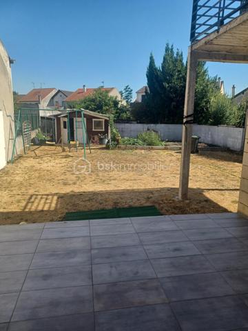 Placée au cœur d'une zone pavillonnaire, cette maison a tout pour plaire.
Que vous soyez une grande famille, un entrepreneur ou un marchand de biens, vous serez séduit.
Elle est située à 15mn à pieds du RER B et bientôt de la ligne du métro 16, à proximité des bus, à 5 mn de la A86. Elle est aussi proche de toutes les commodités (commerces - écoles - médecins - hôpitaux - etc...
Elle est composée de 9 pièces  et est édifiée sur 436 m2 de terrain. Sur cette parcelle on y trouve 1 maison et un appartement juxtaposé à celle-ci.
La maison se compose d'1 beau jardin avec abri, d'une terrasse, de 3 places de parking,  d'1 entrée, d'1 salon, d'1 cuisine salle à manger très spacieuse, de 4 chambres, d'1 salle de bain, d'1 salle d'eau et d'un dressing.
l'appartement offre 2 balcons, 1 salon - salle à manger avec une cuisine aménagée, 2 chambres, 1 salle d'eau et 1 wc.
Score électricité D - 166
Score effet de serre D - 35
Aucun travaux à prévoir.

Pour visiter cette maison, vous pouvez contacter Madame Cécile JOACHIM, n° siret 8887100357 de la préfecture de Bobigny  au 06.09.13.43.12.