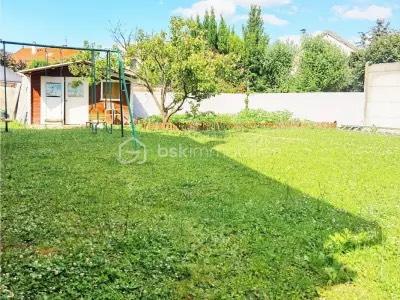 Placée au cœur d'une zone pavillonnaire, cette maison a tout pour plaire.
Que vous soyez une grande famille, un entrepreneur ou un marchand de biens, vous serez séduit.
Elle est située à 15mn à pieds du RER B et bientôt de la ligne du métro 16, à proximité des bus, à 5 mn de la A86. Elle est aussi proche de toutes les commodités (commerces - écoles - médecins - hôpitaux - etc...
Elle est composée de 9 pièces  et est édifiée sur 436 m2 de terrain. Sur cette parcelle on y trouve 1 maison et un appartement juxtaposé à celle-ci.
La maison se compose d'1 beau jardin avec abri, d'une terrasse, de 3 places de parking,  d'1 entrée, d'1 salon, d'1 cuisine salle à manger très spacieuse, de 4 chambres, d'1 salle de bain, d'1 salle d'eau et d'un dressing.
l'appartement offre 2 balcons, 1 salon - salle à manger avec une cuisine aménagée, 2 chambres, 1 salle d'eau et 1 wc.
Score électricité D - 166
Score effet de serre D - 35
Aucun travaux à prévoir.

Pour visiter cette maison, vous pouvez contacter Madame Cécile JOACHIM, n° siret 8887100357 de la préfecture de Bobigny  au 06.09.13.43.12.