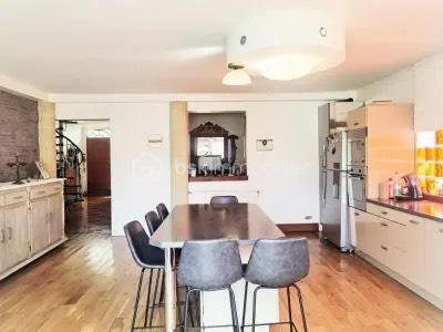 Placée au cœur d'une zone pavillonnaire, cette maison a tout pour plaire.
Que vous soyez une grande famille, un entrepreneur ou un marchand de biens, vous serez séduit.
Elle est située à 15mn à pieds du RER B et bientôt de la ligne du métro 16, à proximité des bus, à 5 mn de la A86. Elle est aussi proche de toutes les commodités (commerces - écoles - médecins - hôpitaux - etc...
Elle est composée de 9 pièces  et est édifiée sur 436 m2 de terrain. Sur cette parcelle on y trouve 1 maison et un appartement juxtaposé à celle-ci.
La maison se compose d'1 beau jardin avec abri, d'une terrasse, de 3 places de parking,  d'1 entrée, d'1 salon, d'1 cuisine salle à manger très spacieuse, de 4 chambres, d'1 salle de bain, d'1 salle d'eau et d'un dressing.
l'appartement offre 2 balcons, 1 salon - salle à manger avec une cuisine aménagée, 2 chambres, 1 salle d'eau et 1 wc.
Score électricité D - 166
Score effet de serre D - 35
Aucun travaux à prévoir.

Pour visiter cette maison, vous pouvez contacter Madame Cécile JOACHIM, n° siret 8887100357 de la préfecture de Bobigny  au 06.09.13.43.12.