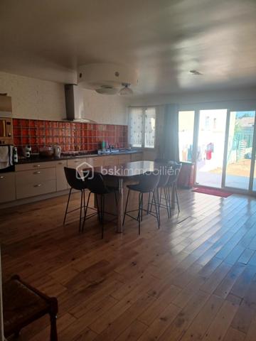 Placée au cœur d'une zone pavillonnaire, cette maison a tout pour plaire.
Que vous soyez une grande famille, un entrepreneur ou un marchand de biens, vous serez séduit.
Elle est située à 15mn à pieds du RER B et bientôt de la ligne du métro 16, à proximité des bus, à 5 mn de la A86. Elle est aussi proche de toutes les commodités (commerces - écoles - médecins - hôpitaux - etc...
Elle est composée de 9 pièces  et est édifiée sur 436 m2 de terrain. Sur cette parcelle on y trouve 1 maison et un appartement juxtaposé à celle-ci.
La maison se compose d'1 beau jardin avec abri, d'une terrasse, de 3 places de parking,  d'1 entrée, d'1 salon, d'1 cuisine salle à manger très spacieuse, de 4 chambres, d'1 salle de bain, d'1 salle d'eau et d'un dressing.
l'appartement offre 2 balcons, 1 salon - salle à manger avec une cuisine aménagée, 2 chambres, 1 salle d'eau et 1 wc.
Score électricité D - 166
Score effet de serre D - 35
Aucun travaux à prévoir.

Pour visiter cette maison, vous pouvez contacter Madame Cécile JOACHIM, n° siret 8887100357 de la préfecture de Bobigny  au 06.09.13.43.12.