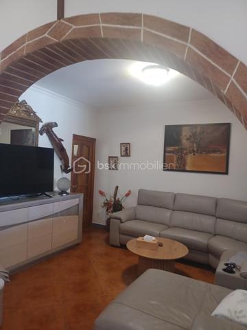 Placée au cœur d'une zone pavillonnaire, cette maison a tout pour plaire.
Que vous soyez une grande famille, un entrepreneur ou un marchand de biens, vous serez séduit.
Elle est située à 15mn à pieds du RER B et bientôt de la ligne du métro 16, à proximité des bus, à 5 mn de la A86. Elle est aussi proche de toutes les commodités (commerces - écoles - médecins - hôpitaux - etc...
Elle est composée de 9 pièces  et est édifiée sur 436 m2 de terrain. Sur cette parcelle on y trouve 1 maison et un appartement juxtaposé à celle-ci.
La maison se compose d'1 beau jardin avec abri, d'une terrasse, de 3 places de parking,  d'1 entrée, d'1 salon, d'1 cuisine salle à manger très spacieuse, de 4 chambres, d'1 salle de bain, d'1 salle d'eau et d'un dressing.
l'appartement offre 2 balcons, 1 salon - salle à manger avec une cuisine aménagée, 2 chambres, 1 salle d'eau et 1 wc.
Score électricité D - 166
Score effet de serre D - 35
Aucun travaux à prévoir.

Pour visiter cette maison, vous pouvez contacter Madame Cécile JOACHIM, n° siret 8887100357 de la préfecture de Bobigny  au 06.09.13.43.12.