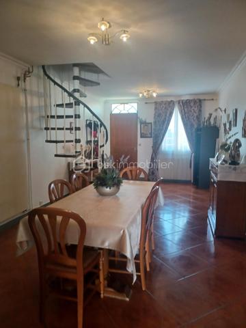 Placée au cœur d'une zone pavillonnaire, cette maison a tout pour plaire.
Que vous soyez une grande famille, un entrepreneur ou un marchand de biens, vous serez séduit.
Elle est située à 15mn à pieds du RER B et bientôt de la ligne du métro 16, à proximité des bus, à 5 mn de la A86. Elle est aussi proche de toutes les commodités (commerces - écoles - médecins - hôpitaux - etc...
Elle est composée de 9 pièces  et est édifiée sur 436 m2 de terrain. Sur cette parcelle on y trouve 1 maison et un appartement juxtaposé à celle-ci.
La maison se compose d'1 beau jardin avec abri, d'une terrasse, de 3 places de parking,  d'1 entrée, d'1 salon, d'1 cuisine salle à manger très spacieuse, de 4 chambres, d'1 salle de bain, d'1 salle d'eau et d'un dressing.
l'appartement offre 2 balcons, 1 salon - salle à manger avec une cuisine aménagée, 2 chambres, 1 salle d'eau et 1 wc.
Score électricité D - 166
Score effet de serre D - 35
Aucun travaux à prévoir.

Pour visiter cette maison, vous pouvez contacter Madame Cécile JOACHIM, n° siret 8887100357 de la préfecture de Bobigny  au 06.09.13.43.12.