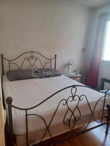 Placée au cœur d'une zone pavillonnaire, cette maison a tout pour plaire.
Que vous soyez une grande famille, un entrepreneur ou un marchand de biens, vous serez séduit.
Elle est située à 15mn à pieds du RER B et bientôt de la ligne du métro 16, à proximité des bus, à 5 mn de la A86. Elle est aussi proche de toutes les commodités (commerces - écoles - médecins - hôpitaux - etc...
Elle est composée de 9 pièces  et est édifiée sur 436 m2 de terrain. Sur cette parcelle on y trouve 1 maison et un appartement juxtaposé à celle-ci.
La maison se compose d'1 beau jardin avec abri, d'une terrasse, de 3 places de parking,  d'1 entrée, d'1 salon, d'1 cuisine salle à manger très spacieuse, de 4 chambres, d'1 salle de bain, d'1 salle d'eau et d'un dressing.
l'appartement offre 2 balcons, 1 salon - salle à manger avec une cuisine aménagée, 2 chambres, 1 salle d'eau et 1 wc.
Score électricité D - 166
Score effet de serre D - 35
Aucun travaux à prévoir.

Pour visiter cette maison, vous pouvez contacter Madame Cécile JOACHIM, n° siret 8887100357 de la préfecture de Bobigny  au 06.09.13.43.12.