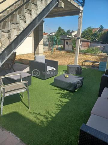 Placée au cœur d'une zone pavillonnaire, cette maison a tout pour plaire.
Que vous soyez une grande famille, un entrepreneur ou un marchand de biens, vous serez séduit.
Elle est située à 15mn à pieds du RER B et bientôt de la ligne du métro 16, à proximité des bus, à 5 mn de la A86. Elle est aussi proche de toutes les commodités (commerces - écoles - médecins - hôpitaux - etc...
Elle est composée de 9 pièces  et est édifiée sur 436 m2 de terrain. Sur cette parcelle on y trouve 1 maison et un appartement juxtaposé à celle-ci.
La maison se compose d'1 beau jardin avec abri, d'une terrasse, de 3 places de parking,  d'1 entrée, d'1 salon, d'1 cuisine salle à manger très spacieuse, de 4 chambres, d'1 salle de bain, d'1 salle d'eau et d'un dressing.
l'appartement offre 2 balcons, 1 salon - salle à manger avec une cuisine aménagée, 2 chambres, 1 salle d'eau et 1 wc.
Score électricité D - 166
Score effet de serre D - 35
Aucun travaux à prévoir.

Pour visiter cette maison, vous pouvez contacter Madame Cécile JOACHIM, n° siret 8887100357 de la préfecture de Bobigny  au 06.09.13.43.12.
