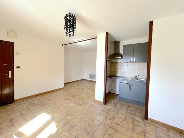 A LOUER APPARTEMENT DE TYPE 1 AVEC COUR - SAINT ANDRE DE CUBZAC CENTRE , Saint andre de cubzac