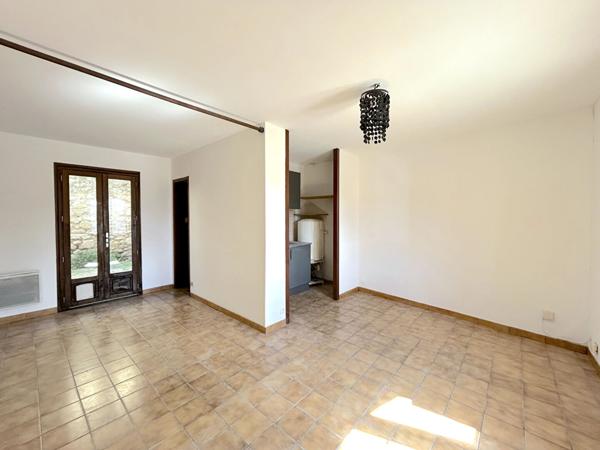 A LOUER APPARTEMENT DE TYPE 1 AVEC COUR - SAINT ANDRE DE CUBZAC CENTRE , Saint andre de cubzac
