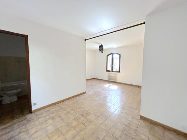 A LOUER APPARTEMENT DE TYPE 1 AVEC COUR - SAINT ANDRE DE CUBZAC CENTRE , Saint andre de cubzac