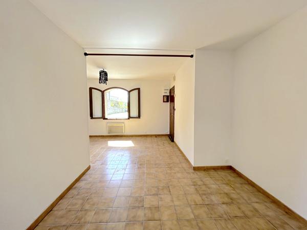 A LOUER APPARTEMENT DE TYPE 1 AVEC COUR - SAINT ANDRE DE CUBZAC CENTRE , Saint andre de cubzac
