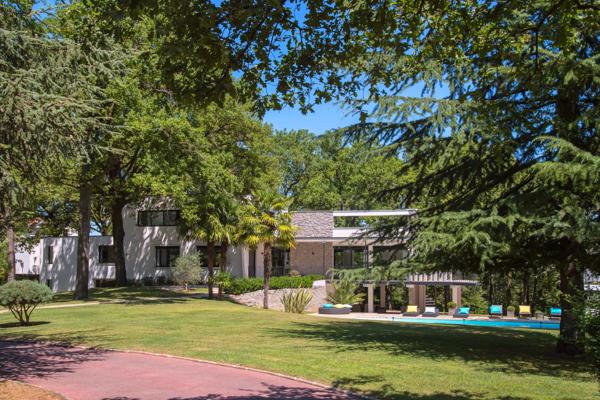 Tassin-La-Demi-Lune - Maison d'environ 440 m² - 6 Chambres - Terrain 8500 m² - Piscine