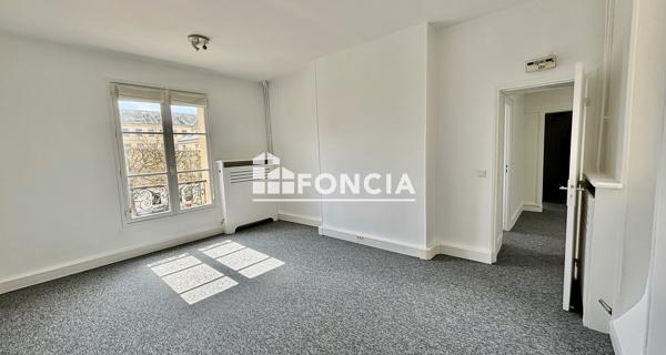 Location Local commercial 5 pièces 104.7 m² - Versailles 78000